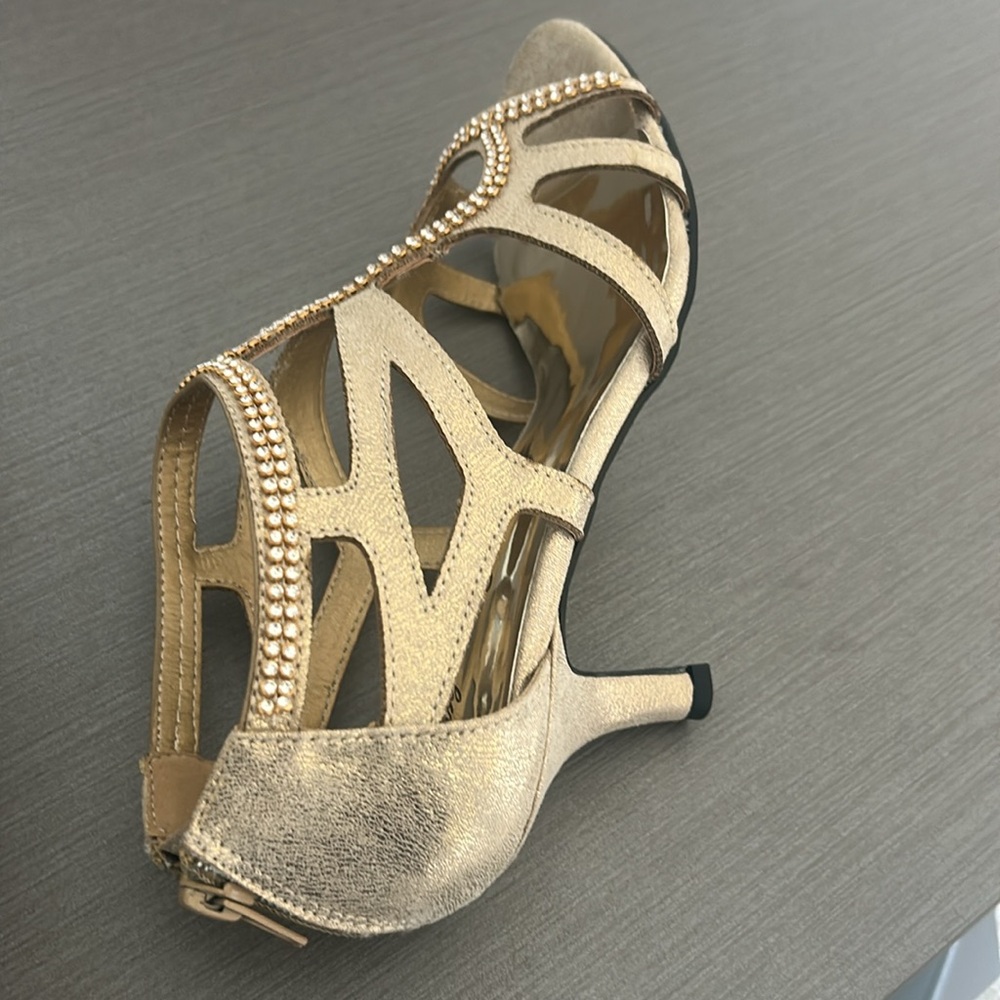 Sandals gold heels Easy street. formal wear. stone embellishment. size 7. NWOT - Picture 10 of 14